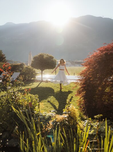 The morning sun shines into the garden of the Wellness Hotel Theresa in Zillertal